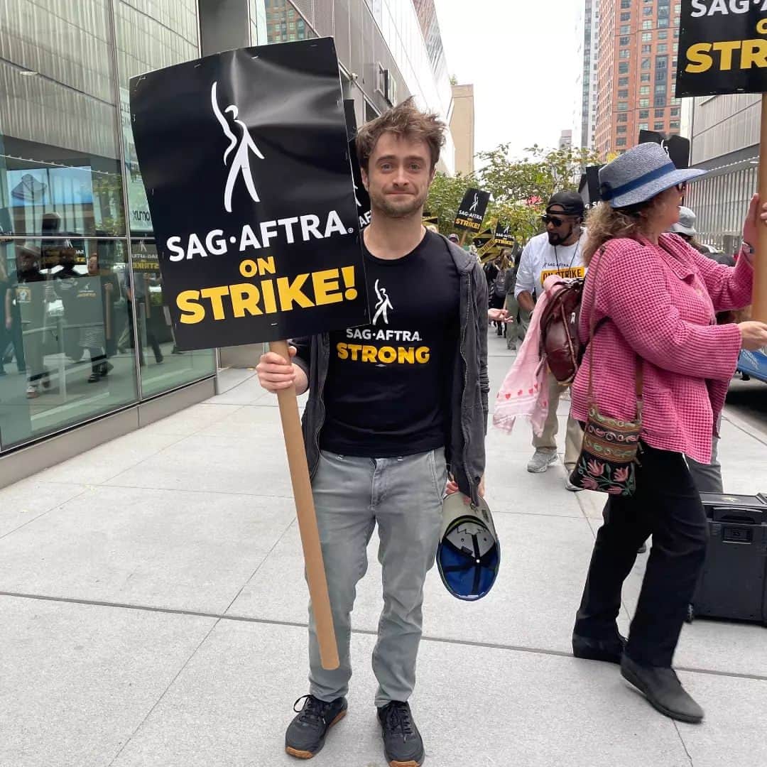 ダニエル・ラドクリフ（ファンアカウント）のインスタグラム：「On picket line again!  #SagAftraStrong」