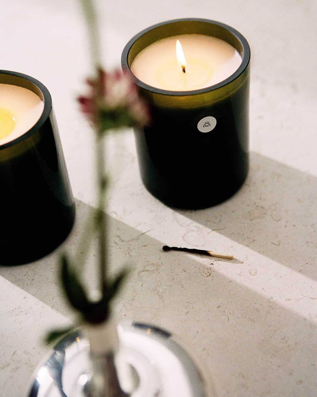 ARKETのインスタグラム：「Explore ARKET's assortment of scented candles. Scented with oakmoss, a deep and earthy scent with fresh spicy tones, reminiscent of bark and green foliage, scented with geranium, a green rose-like scent with hints of citrus and mint or scented with cade,  a deep, smoky, slightly sweet scent with a dry finish. A series of scent concepts created by ARKET, interpreting a single natural ingredient: link in bio. - #ARKET」