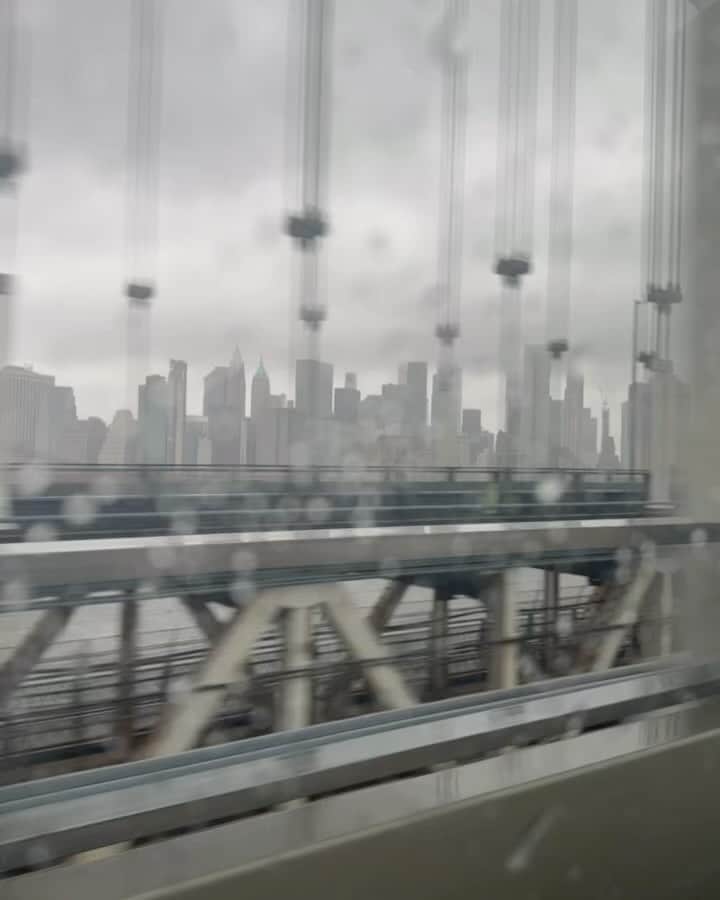 ハイディ・クルムのインスタグラム：「🌧️ ☔️😨👻🙏🏻❤️🍎」