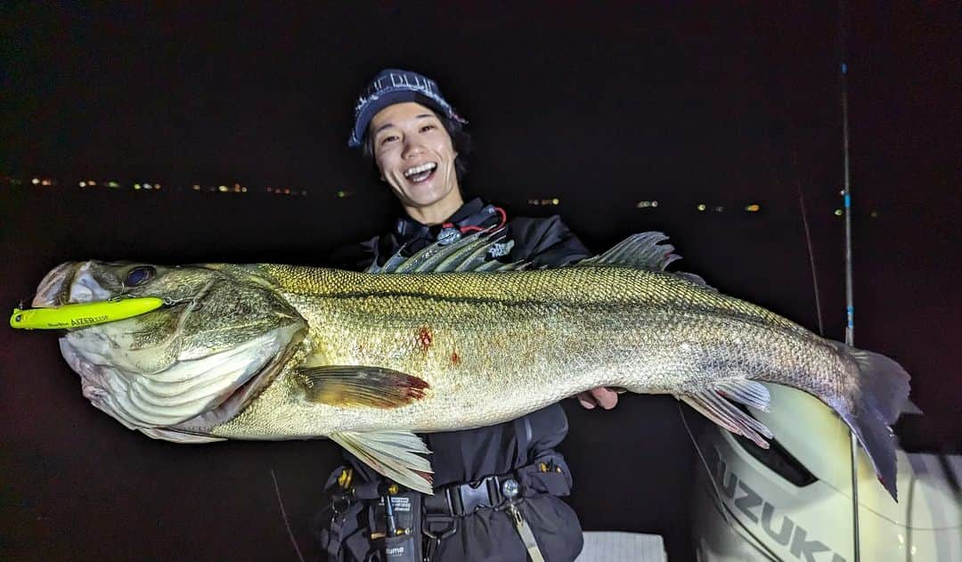 外山将平のインスタグラム：「ステッカー欲しかった。だから今日はアイザーで釣る。その一心で釣れると信じて🔥 上げが効いてきたその時釣れた90cmジャストのスーパーランカー。 最高に気持ちいい！睡魔吹っ飛ぶぅ！！　　　　　　　　　　　　　　　　  #愛沢連合 #アイザー125F #BlueBlue #アングラーズマイスター  【TACKLEDATA】　　　　　　　　　　　 ROD： HENNIHAL 77M BlueBlue(プロト) REEL：18EXIST  LT4000C SPOOL：NO LIMITS 22EX4000SS(STUDIO OCEAN MARK) LINE：シーバスPE パワーゲーム1.5号(東レ) LEADER：ショックリーダー スムーズロックプラス5号22lb(東レ)　　　　　　 　　　　　　　　　　　　　　　　　　　　　　　　　　　　　　　　　　　　　　　　　　　　　　　　　　　　　　　　　　　　　　　　　　　　　　　　　　　　  ◆釣りにかかわらず､出たゴミは持ち帰りましょう！ 一人一人の意識で自然は守れます。 釣り場､自然を大切に🐟　　　　　　　　　　　　　　　　  ◆キャスト時は必ず後方確認をして ルアーや針が歩行者､同行者に当たらないようにしましょう。　　　　 　　　　　　　　　　　　　　　　　　　　　　　　　　　　　　 ◆釣り際はライフジャケット着用をお願い致します。※釣り物によって異なります。　　　　　　　 命を守りましょう！　　　　　　　　　　　　 　　　　　　　　　　　　　　　　　　　　　 ◆YouTube⇩(始めました！チャンネル登録お願いします！) https://youtube.com/channel/UC07x3DbJCNv_gAFvAjaWQMQ　　　　　　　 　　　　　　　　　　　　　　　　　　　　　  ◆アングラーズ↓🎣 外山将平 https://anglers.jp/users/530231 こちらもチェックお願い致します🐟　　　　　　　  ◆Twitter↓ https://mobile.twitter.com/syohei_1108 こちらもフォロー宜しくお願い致します！🙇‍♂　　　　　 　　　　　　　　　　　　　　　　　　　　　　　　　　　　　　　　　　　　　　　　　　　　　　　　　　　　　　　　　　　　　　　　　　 　　　　　　　　　　　　　　　　　　　　　　　　　　　　 #今日の外山 #俳優 #外山将平  #釣り好きな人と繋がりたい #釣りスタグラム #シーバス #東京湾奥 #釣りの成長記録 #釣りで人生を豊かに  #fishing #lure #bass #fish #fishinglife #bigfish  #instafish 　　　　　　　　　　　　　　　　　　 #bassfishing #seabass　　　　　　　　　　 #钓鱼 #每日穿搭 #시바스 #농어」