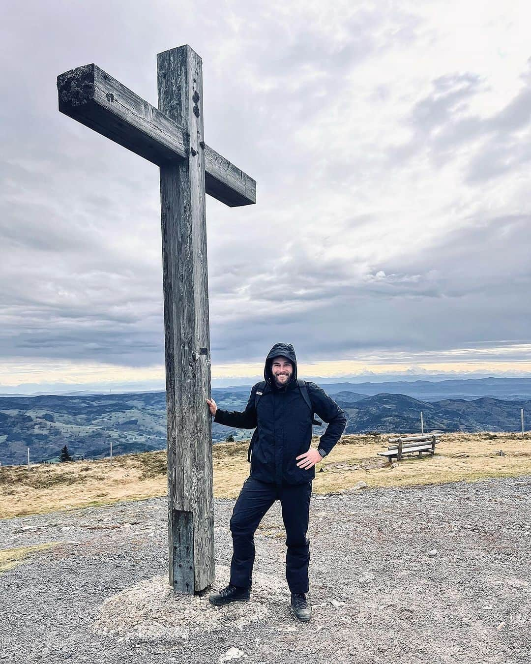 ヨハネス・ベターのインスタグラム：「Hiking through the Black Forest with a view to the Alps. 😍🥾🌲🏔️ #blackforest #alps #hiking #nature #sunday #workout」