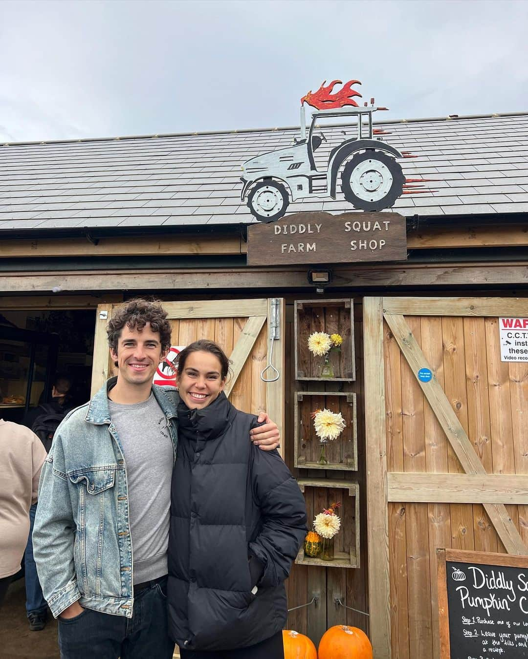 Zanna Van Dijkさんのインスタグラム写真 - (Zanna Van DijkInstagram)「The most wholesome weekend celebrating @antonymaule’s birthday in the Cotswolds 🎂   1️⃣ On the balcony of our @lakes_byyoo apartment - the perfect location for our stay 🫶🏼 2️⃣ Walking from Bibury to Coln Saint Aldwyns - such a beautiful and easy loop 🥾  3️⃣ Ant absolutely in his element in his favourite shop in the world @oxfordbrushcompany 🧹  4️⃣ We couldn’t resist a visit to @diddlysquat.farmshop 🚜  5️⃣ We found the @lakes_byyoo friendly goats - if you know me, you know this made my weekend! 🐐  6️⃣ Mountain biking through the grounds with the crew 🚴‍♀️  7️⃣ The birthday boy having a birthday ice bath at the @lakes_byyoo spa ❄️  8️⃣ Burford - such a quaint little village 👌🏼  9️⃣ Celebrating my love - I got him a @cutterandsquidge strawberry Victoria sponge cake 🎂  🔟 Spooky season 🎃  (AD - press trip) #thecotswolds #lakesbyyoo」10月30日 2時38分 - zannavandijk