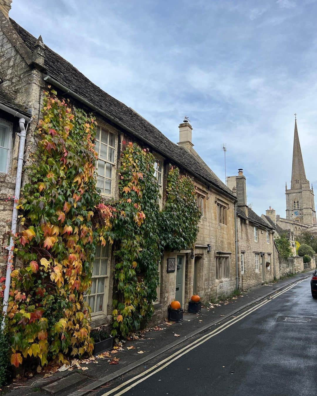 Zanna Van Dijkさんのインスタグラム写真 - (Zanna Van DijkInstagram)「The most wholesome weekend celebrating @antonymaule’s birthday in the Cotswolds 🎂   1️⃣ On the balcony of our @lakes_byyoo apartment - the perfect location for our stay 🫶🏼 2️⃣ Walking from Bibury to Coln Saint Aldwyns - such a beautiful and easy loop 🥾  3️⃣ Ant absolutely in his element in his favourite shop in the world @oxfordbrushcompany 🧹  4️⃣ We couldn’t resist a visit to @diddlysquat.farmshop 🚜  5️⃣ We found the @lakes_byyoo friendly goats - if you know me, you know this made my weekend! 🐐  6️⃣ Mountain biking through the grounds with the crew 🚴‍♀️  7️⃣ The birthday boy having a birthday ice bath at the @lakes_byyoo spa ❄️  8️⃣ Burford - such a quaint little village 👌🏼  9️⃣ Celebrating my love - I got him a @cutterandsquidge strawberry Victoria sponge cake 🎂  🔟 Spooky season 🎃  (AD - press trip) #thecotswolds #lakesbyyoo」10月30日 2時38分 - zannavandijk