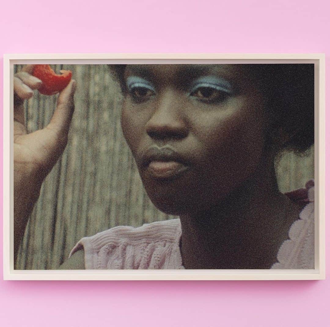 Dazed Magazineのインスタグラム：「“Exploring myself in this honest way feels like biting a forbidden fruit” artist @ambercashmere tells Dazed.  Behind a mahogany and oak-beaded curtain, light pours through the steeple-like ceiling of central London gallery @aliceblackgallery evoking communion.   Fleshy pink paint licks the walls where Jamaica-born, London-based artist Amber Pinkerton’s debut solo exhibition, Self Dialogues: Hard Food, opened earlier this month. The pink imbues the gallery with a cerebral quality as Pinkerton’s voice punctuates its stillness.   A monologue unfurls from a set of speakers, so intimate in its content that it feels like reading her diary: “The mind is a locket of secrets. Thinking is a gift of disguise. But if they can hear my thoughts. I am never truly alone.”   Hard Food is the first in a series of intimate and immersive exhibitions that coalesce Pinkerton’s most personal work yet.  “There’s an emphasis on feeling in this entire show,” she explains when we meet at her studio in east London ahead of the launch. “You enter a space that should be like my mind.”  Find out more about the exhibition - now extended until the 18th November - through the link in our bio 🔗  📷 @ambercashmere ✍️ @ashleighkane」