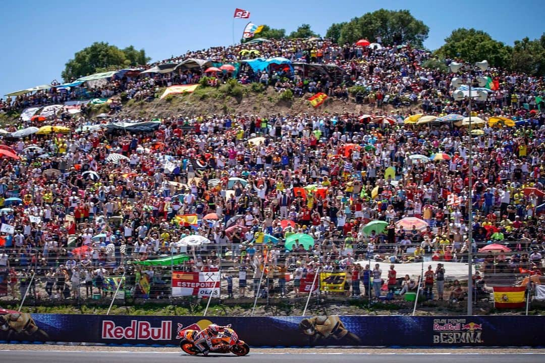 レプソル・ホンダさんのインスタグラム写真 - (レプソル・ホンダInstagram)「Win 37 🏆   Crushing. Five seconds clear. @marcmarquez93 simply ruled the roost in a dramatic #SpanishGP, his second win of the year.   With this win, he equalled Mike Hailwood's premier class tally and took Michelin's 400th win.  #LookingBackOnMM93 🐜」10月30日 2時42分 - hrc_motogp