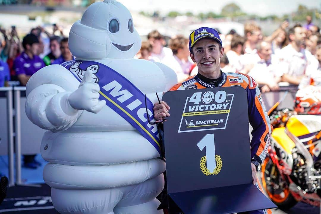 レプソル・ホンダさんのインスタグラム写真 - (レプソル・ホンダInstagram)「Win 37 🏆   Crushing. Five seconds clear. @marcmarquez93 simply ruled the roost in a dramatic #SpanishGP, his second win of the year.   With this win, he equalled Mike Hailwood's premier class tally and took Michelin's 400th win.  #LookingBackOnMM93 🐜」10月30日 2時42分 - hrc_motogp