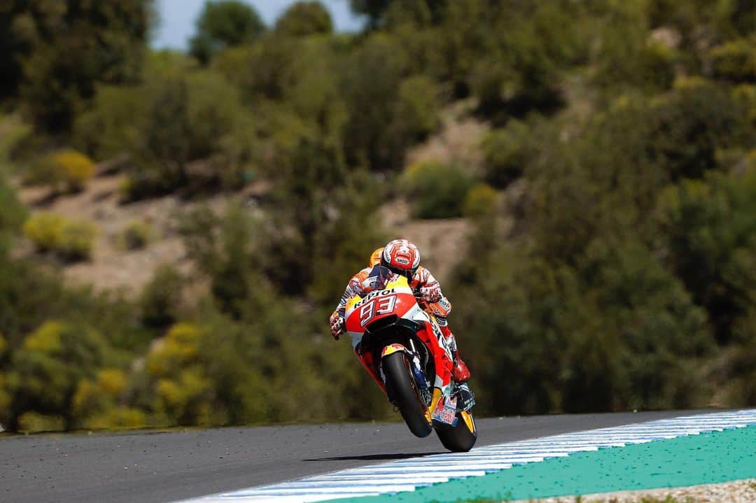 レプソル・ホンダさんのインスタグラム写真 - (レプソル・ホンダInstagram)「Win 37 🏆   Crushing. Five seconds clear. @marcmarquez93 simply ruled the roost in a dramatic #SpanishGP, his second win of the year.   With this win, he equalled Mike Hailwood's premier class tally and took Michelin's 400th win.  #LookingBackOnMM93 🐜」10月30日 2時42分 - hrc_motogp