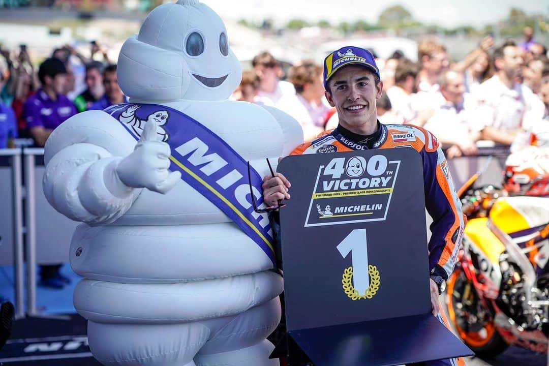 レプソル・ホンダのインスタグラム：「Win 37 🏆   Crushing. Five seconds clear. @marcmarquez93 simply ruled the roost in a dramatic #SpanishGP, his second win of the year.   With this win, he equalled Mike Hailwood's premier class tally and took Michelin's 400th win.  #LookingBackOnMM93 🐜」