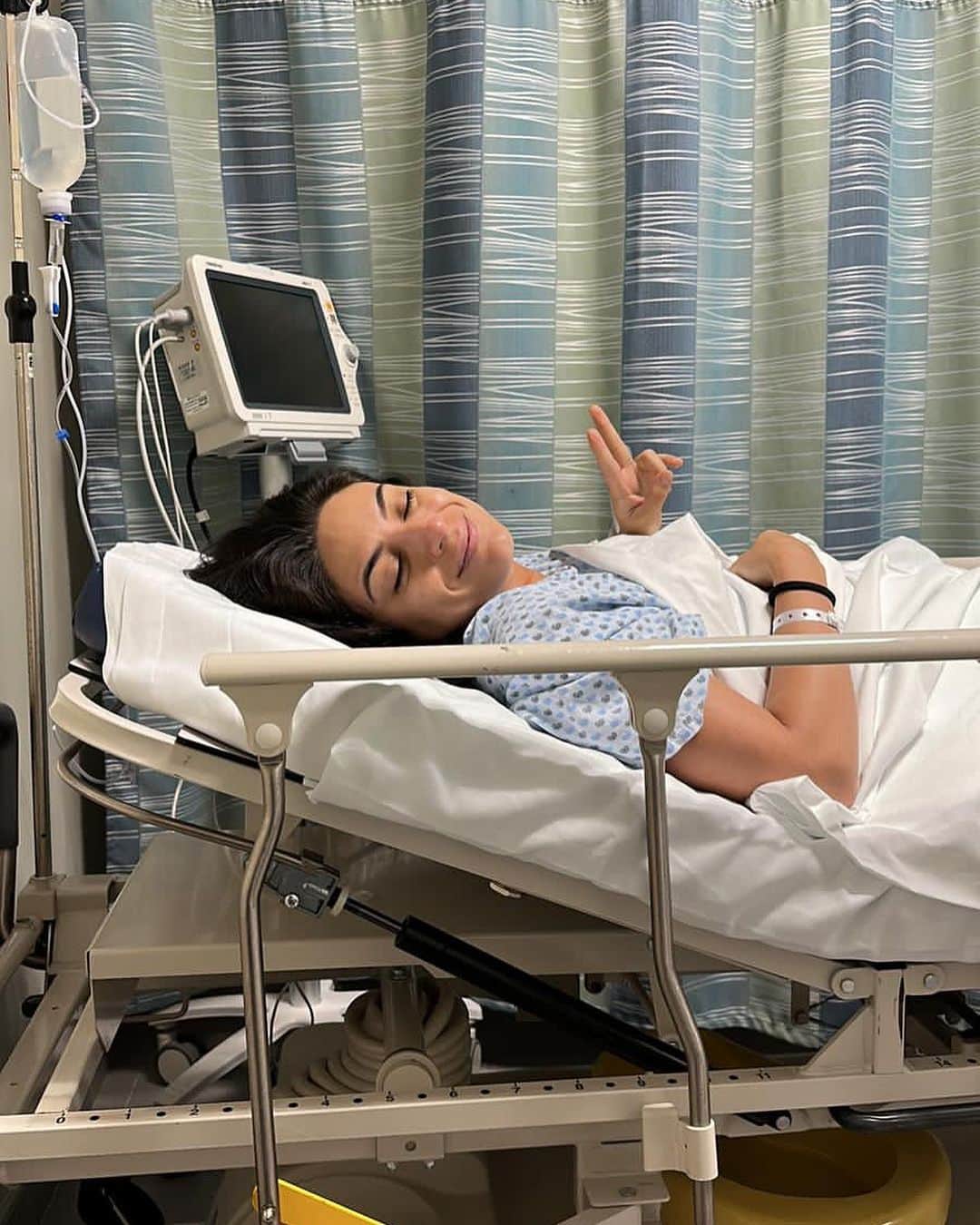 Ana Brenda Contrerasのインスタグラム：「A nada de cumplir dos semanas de elegir lo que para mi es salud. Después de años postergándolo por pandemia, trabajo  y no sintiéndome bien ( sobre todo desde que tuve disciplina de ejercicio , el cuerpo es sabio ) por fin me retiraron los implantes.  Hace años era “moda“ hacerlo y tabú hablarlo.  Como muchas cosas suelen ser para nosotras .  Agradezco Infinitamente que una amiga compartió su proceso conmigo y eso me dio el empujón para decidirme . Las mujeres florecemos cuando nos rodeamos de buenas amigas.  Que necesario abrir conversación y hacer lo que haya que hacer para estar mejor , escuchar el cuerpo , recomendarnos entre nosotrxs tips , contar nuestras experiencias  y puede haber opiniones y experiencias diferentes pero una cosa es real ; la importancia de checarse regularmente con profesionales y crear una red médica de apoyo . Gracias @doc_merino por todos los cuidados 🙏🏼  continuo en mi proceso de recuperación rodeada de mucho cariño de amigos , familia y compañeros retomando funciones ,muy cuidada y sobre todo ligera y sana ✨  Ps. Por el momento se aceptan solo abrazos leves 😂  Much love  A💫」
