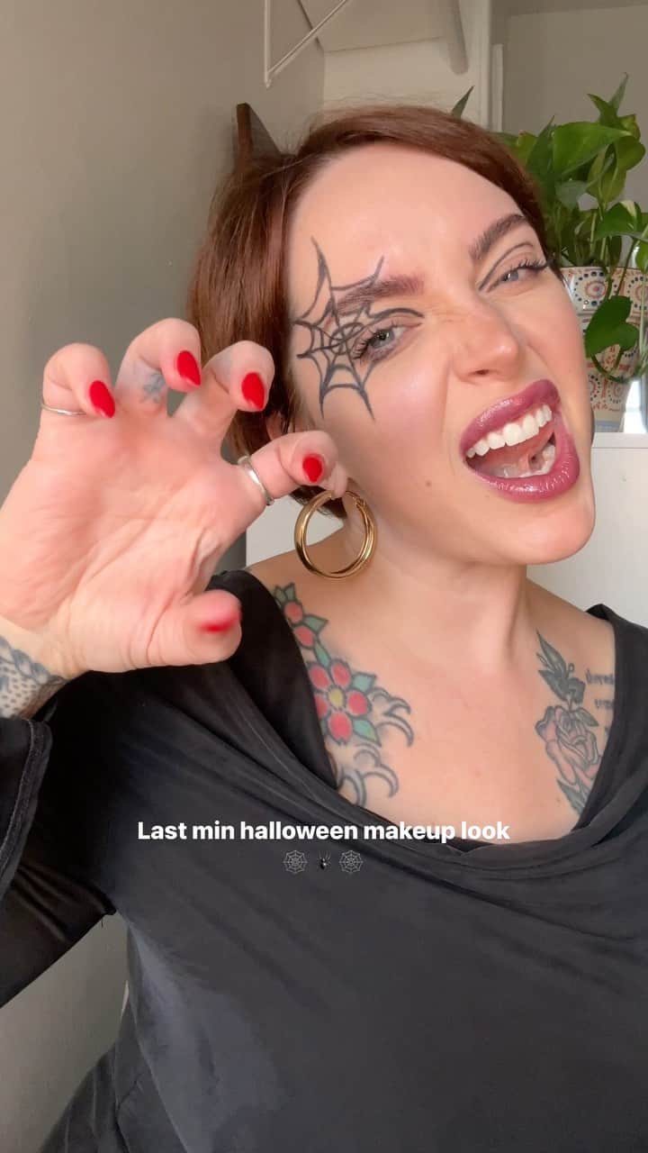 Milk Makeupのインスタグラム：「This one is for our last minute Halloween planners, we see you 😏 #MilkMakeup Director of Artistry @wrentar is here with a spooky graphic liner look for all of you last minute costume creators 👻🕷🕸 #halloweenlooks #makeuptips」
