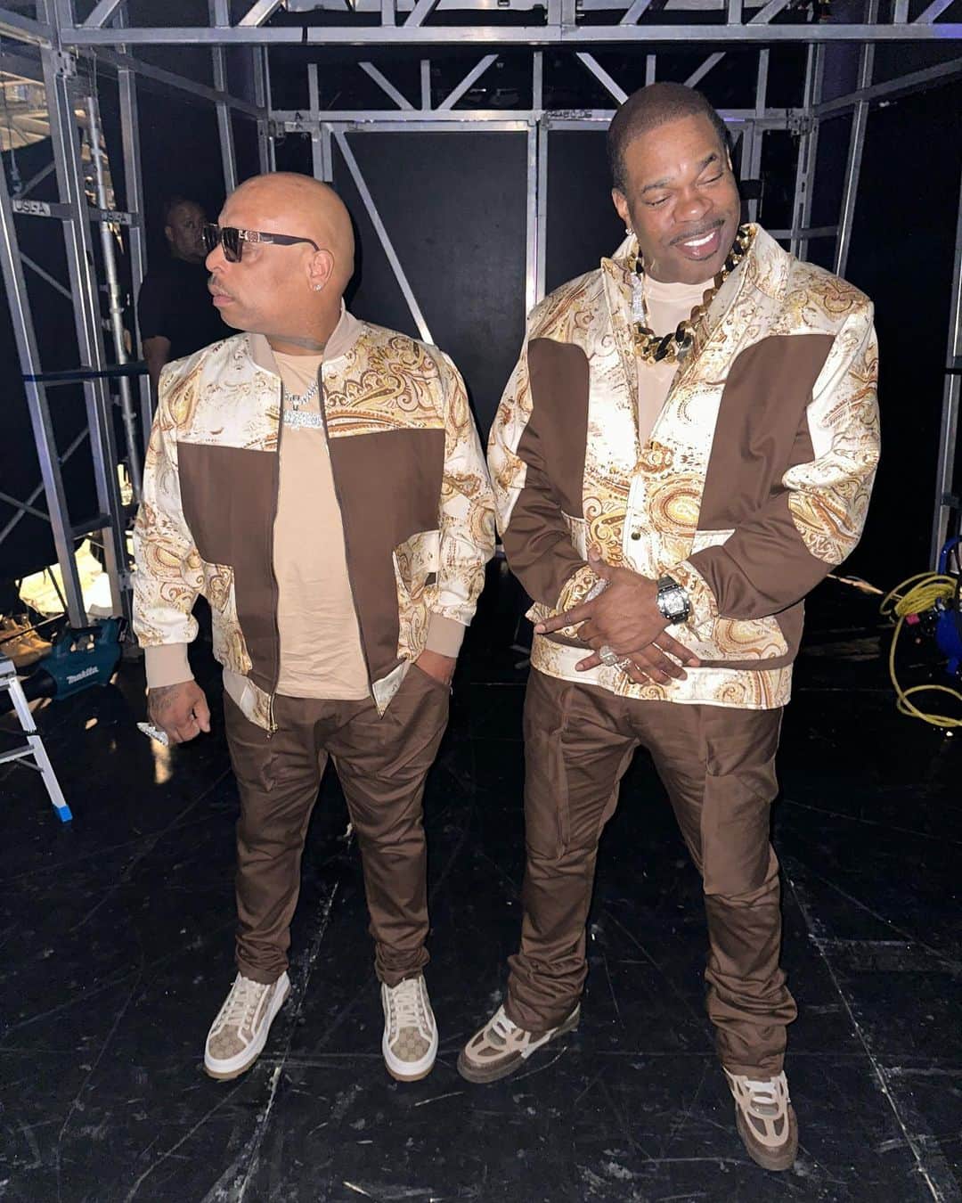 バスタ・ライムスのインスタグラム：「PRAGUE, CZECHIA!!! HISTORY WAS MADE LASTNIGHT!!! OUR FIRST TIME BEING IN PRAGUE, OUR FIRST SPAZZIN' OUT WITH THE BEAUTIFUL PEOPLE OF PRAGUE!! WE CAN'T THANK YOU ENOUGH FOR SUCH AN INCREDIBLE ENERGY!!! THE BLESSINGS AIN'T STOPPING SO WE AIN'T STOPPIN!!! #THEFINALLAPTOUR 🔥🔥🔥🔥 Drip Designed by @touredesigns & The 🐉 📸 by @jo_lenz & @fordofilmz」
