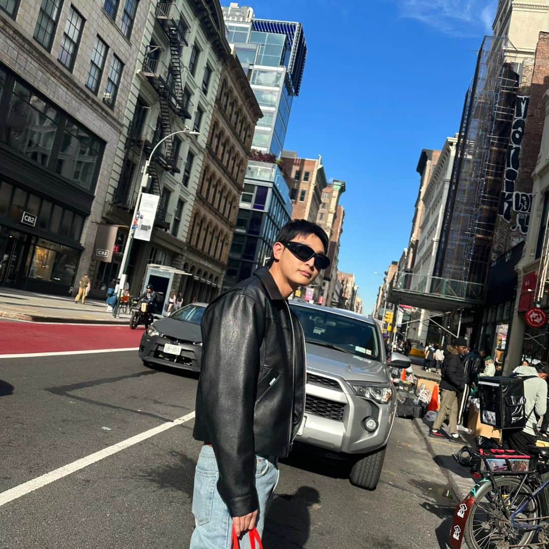 ジヌン のインスタグラム：「Exhibition opening night in New York 🤨✌️ @fxxldoggssy」