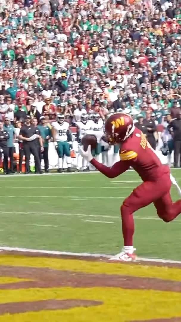 ワシントン・レッドスキンズのインスタグラム：「JAHAN WITH THE TUDDY  📺 #PHIvsWAS | FOX」