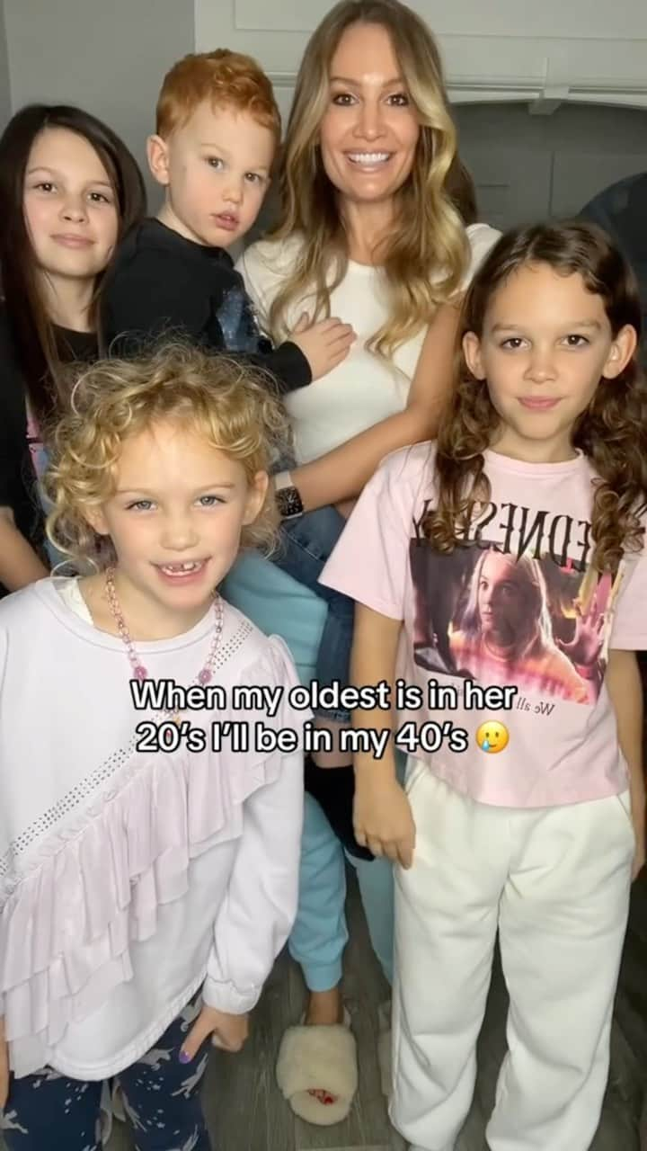 Anna Sacconeのインスタグラム：「Can you guess how old I was when I had her?! 🥰💕 #youngmom #momlife #momof4 #teenagedirtbag #momoffour #4kidsmama #parentsofinstagram」