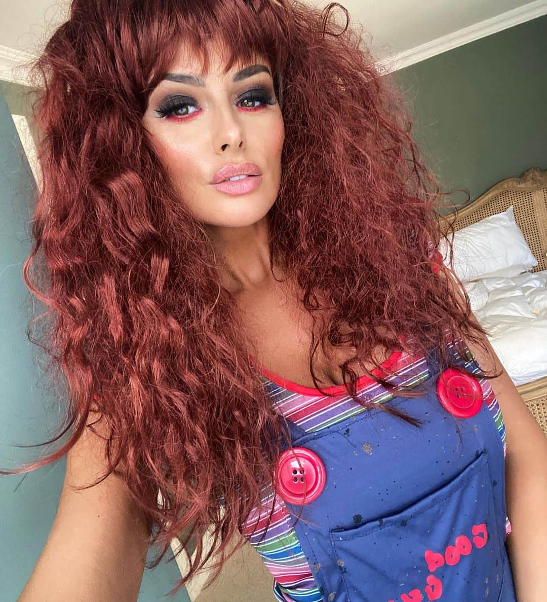 リアン・スグデンのインスタグラム：「Hi, I'm Chucky, your friend till the end! 🖤  #halloween #hallowqueen」