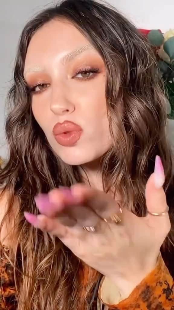 Anastasia Beverly Hillsのインスタグラム：「Peep @allunah’s #pumpkinspicelatte makeup look using a full face of ABH 😍 Link in bio to shop 🍁💫  Products used: 🍂Soft Glam II Mini Eyeshadow Palette 🍂#ABHLashSculpt Mascara 🍂Cream Bronzer in Sun Kissed  🍂Stick Blush in Nectarine 🍂Stick Highlighter in Dripping in Gold 🍂Matte and Satin Lipstick 🍂Butterscotch Lip Gloss  #AnastasiaBeverlyHills」
