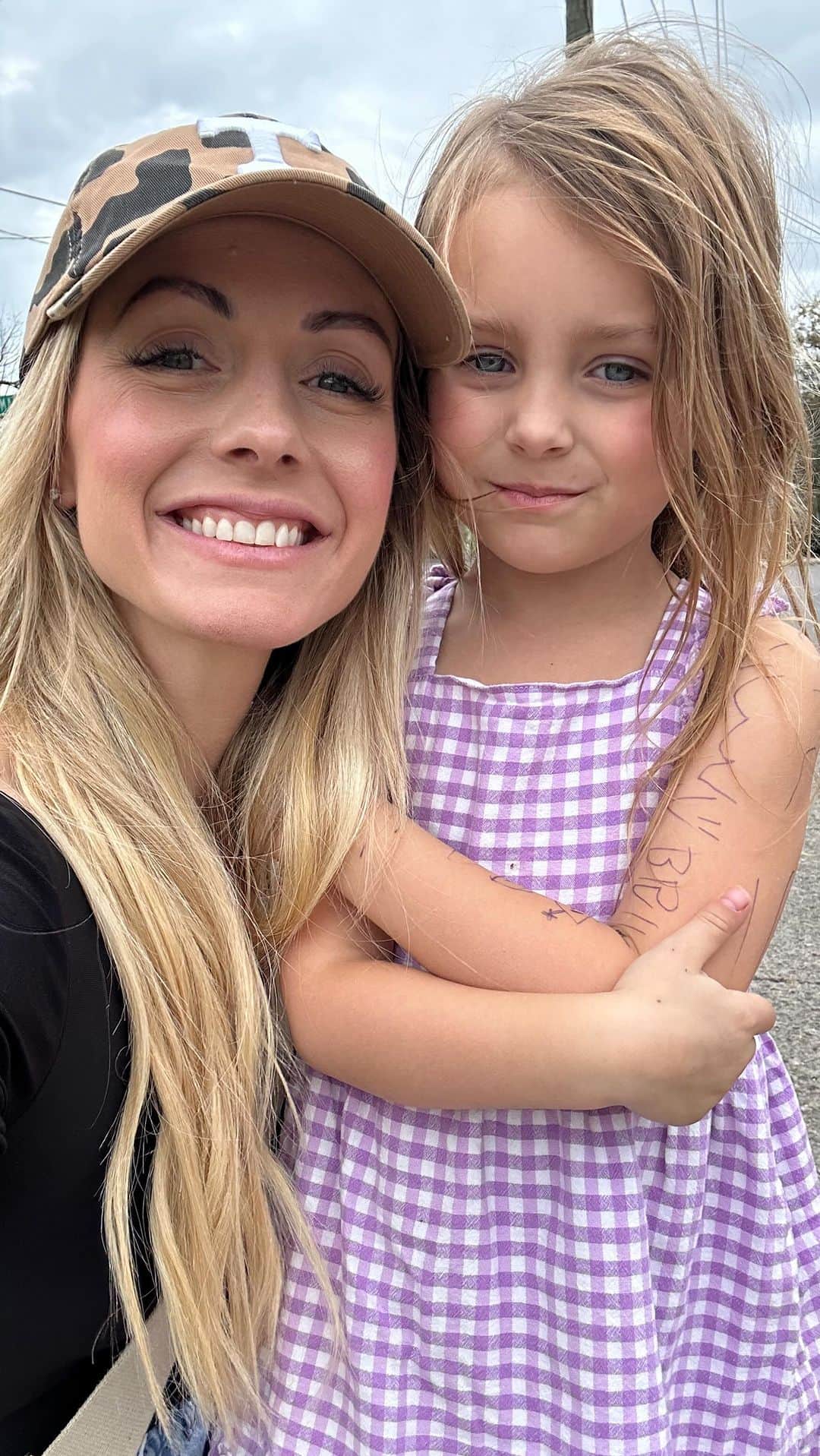 カーリー・ワデルのインスタグラム：「If anyone needs some great entertainment just tune into Bella’s new adventure show based on lots of scientific facts 😂」