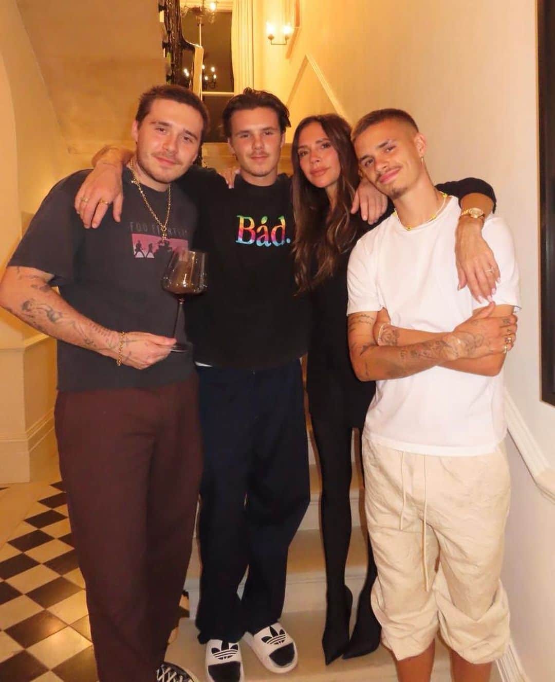 ヴィクトリアベッカムさんのインスタグラム写真 - (ヴィクトリアベッカムInstagram)「Night in with the kids!!! We miss u @DavidBeckham… @CruzBeckham @BrooklynPeltzBeckham @RomeoBeckham #HarperSeven @NicolaannePeltzBeckham @MimiMoocher xx」10月30日 3時00分 - victoriabeckham