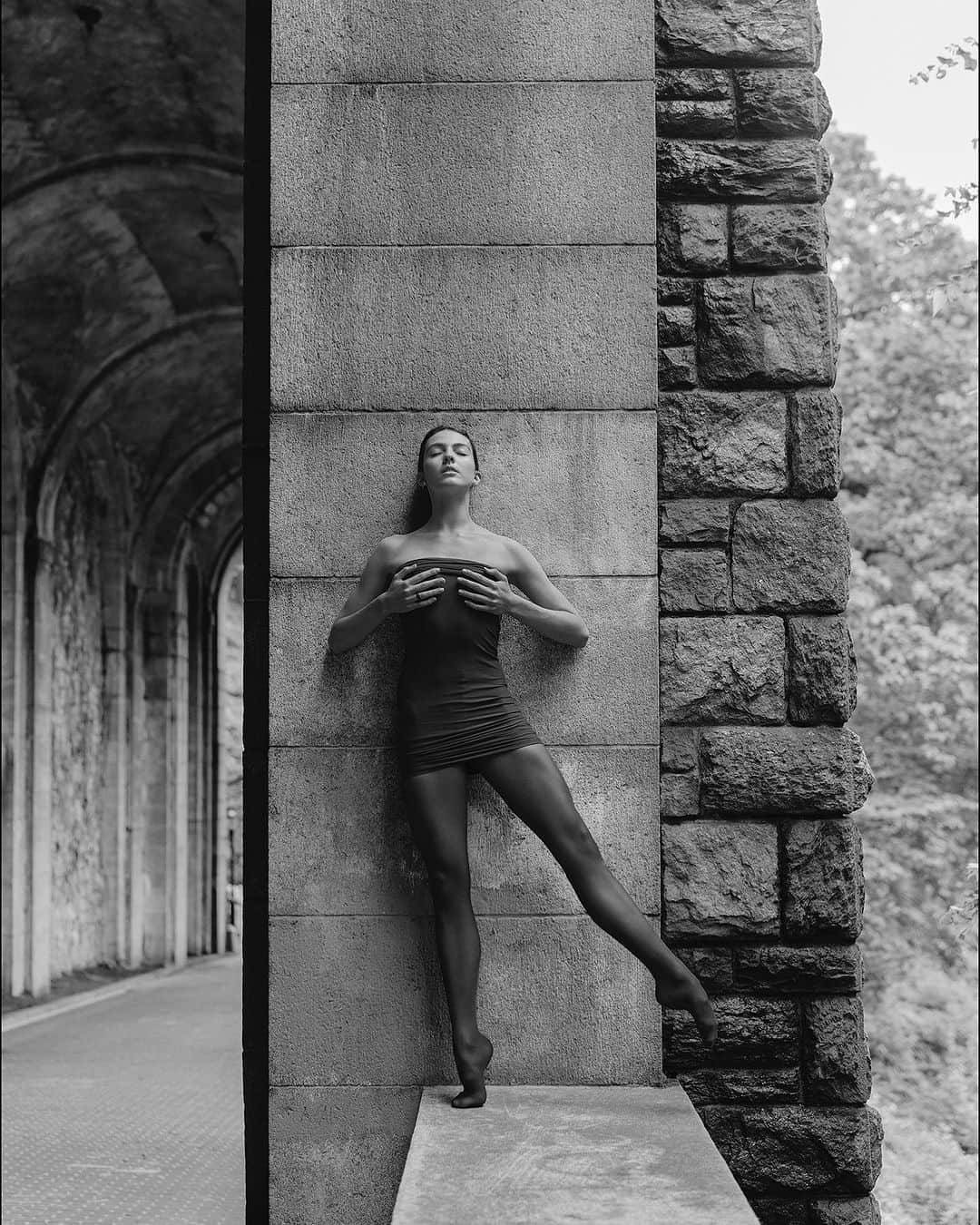 ballerina projectのインスタグラム：「𝐒𝐲𝐝𝐧𝐞𝐲 𝐃𝐨𝐥𝐚𝐧 at Fort Tryon Park in New York City.   @sydney.dolan #sydneydolan #ballerinaproject #forttryonpark #newyorkcity #ballerina #ballet #wolford #fataldress #hosiery   Ballerina Project 𝗹𝗮𝗿𝗴𝗲 𝗳𝗼𝗿𝗺𝗮𝘁 𝗹𝗶𝗺𝗶𝘁𝗲𝗱 𝗲𝗱𝘁𝗶𝗼𝗻 𝗽𝗿𝗶𝗻𝘁𝘀 and 𝗜𝗻𝘀𝘁𝗮𝘅 𝗰𝗼𝗹𝗹𝗲𝗰𝘁𝗶𝗼𝗻𝘀 on sale in our Etsy store. Link is located in our bio.  𝙎𝙪𝙗𝙨𝙘𝙧𝙞𝙗𝙚 to the 𝐁𝐚𝐥𝐥𝐞𝐫𝐢𝐧𝐚 𝐏𝐫𝐨𝐣𝐞𝐜𝐭 on Instagram to have access to exclusive and never seen before content. 🩰」