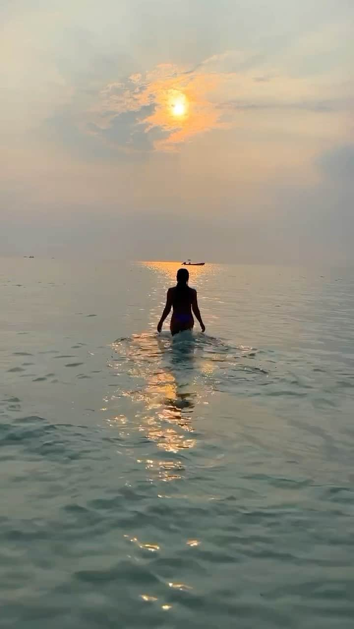 Katy Esquivelのインスタグラム：「Golden hour dip ✨」