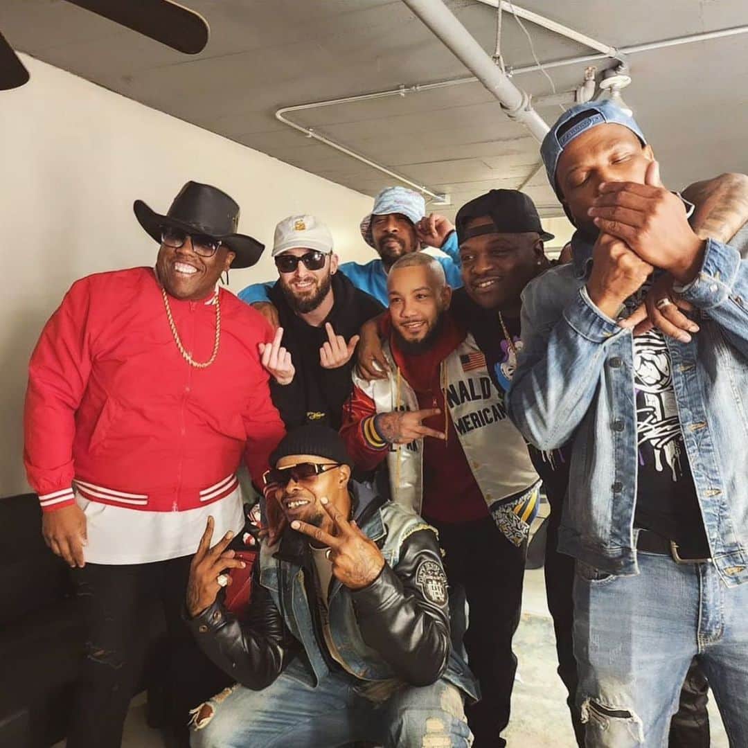 クリス・ウェビーのインスタグラム：「This impromptu Strange Music reunion that happened at the Kansas City show the other day was legendary !!   A lot of these guys hadn’t seen each other in years, and it was an honor to be the circumstantial connecting point for such a cool moment 🙏🏻🫡🕸  Tour has been wild across the board tho, the Midwest been bringing some serious energy !!  Next up it’s..  TONIGHT : Fargo, ND HALLOWEEN : Minneapolis WED : Milwaukee, WI THURS : Des Moines, IA FRI : Lincoln, NE SAT : Chicago SUN : Cleveland (Grand Finale)  TIX : ChrisWebby.com/tour 🎟️🎟️🎟️」