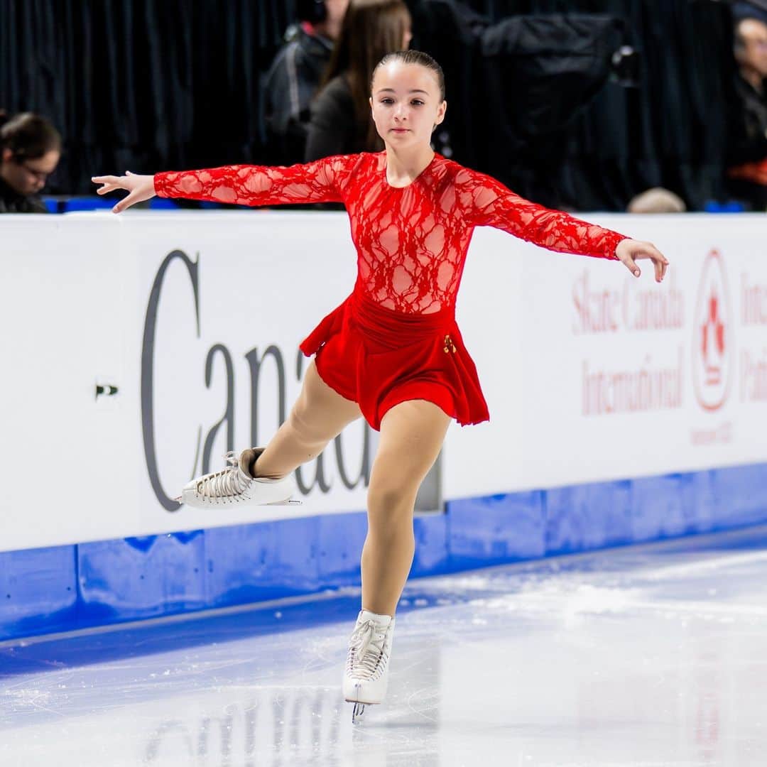 Skate Canadaさんのインスタグラム写真 - (Skate CanadaInstagram)「Our flower girl dresses inspired by Alexandra Paul's Olympic free dance outfit. Gone but never forgotten ❤️  _________________  Nos robes qui s'inspirent de la tenue de danse libre olympique d'Alexandra Paul. Pour toujours dans nos ❤️.  📸 @danielleearlphotography」10月30日 3時05分 - skate_canada