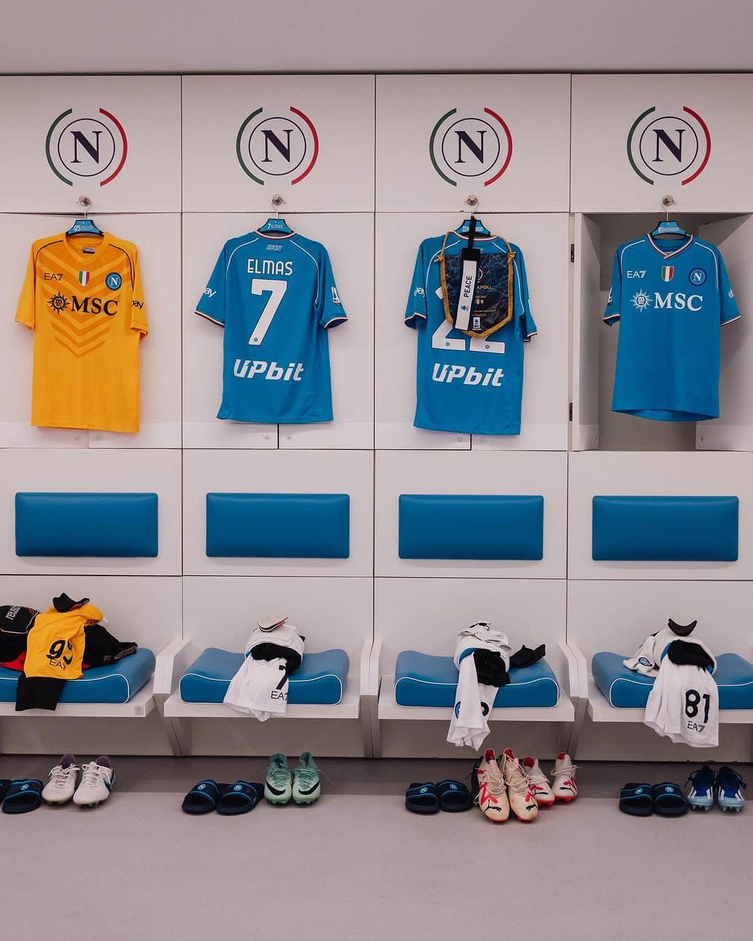 SSCナポリさんのインスタグラム写真 - (SSCナポリInstagram)「All set in our dressing room 💪  💙 #ForzaNapoliSempre」10月30日 3時15分 - officialsscnapoli