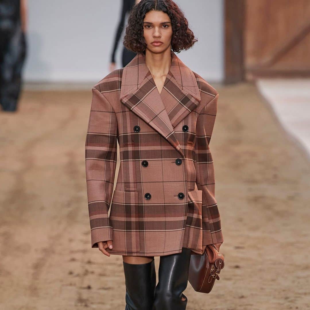 ELLE Germanyのインスタグラム：「Hot oder Flop: Würden Sie im Herbst 2023 wieder Overknee Boots tragen?  #overkneeboots #fashioninspo #modetrend」