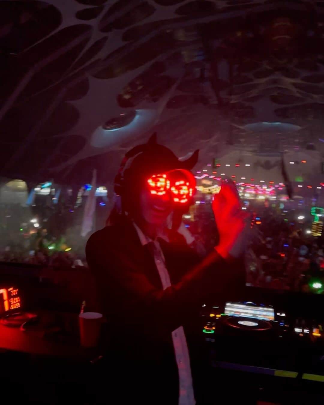 REZZのインスタグラム：「YOOOO LASTNIGHT WAS SO FUNN. This is an unreleased song by me, @nghtmre & @deathbyromy on the vocals - this comes out next month but I wanted to share a little sneak peak!!!!   Video by @tessapaisan」