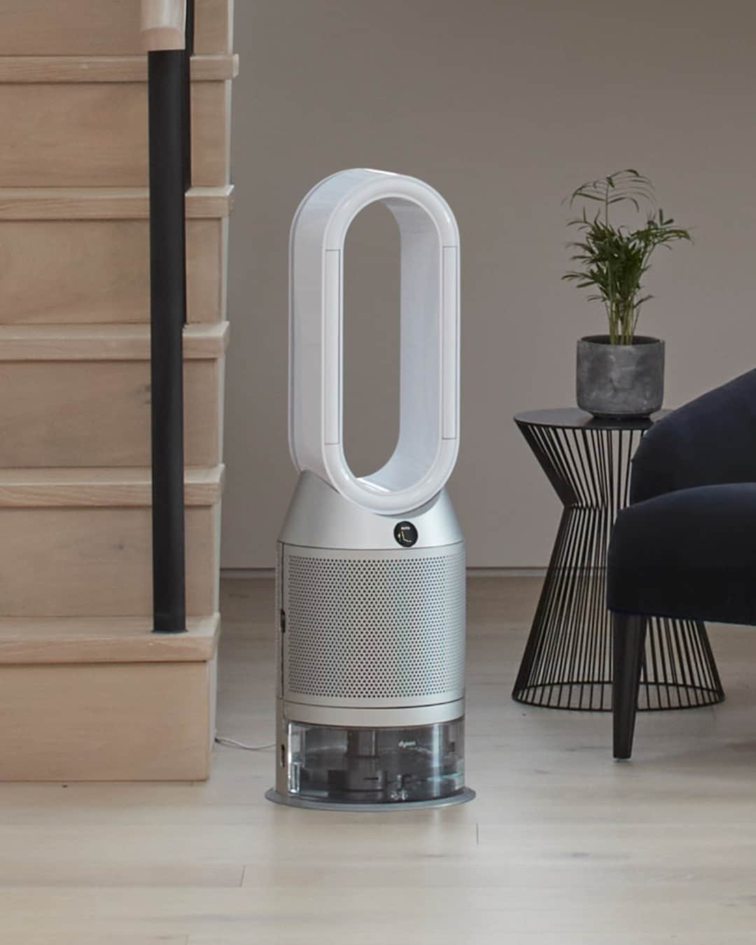Dysonのインスタグラム：「Humidification + illumination = 😮‍💨  As the days get shorter and colder, stay cosy and comfortable at home. Our Dyson purifier humidifiers hygienically humidify the air, keeping skin hydrated. While our Dyson Solarcycle™ Morph intelligently tracks your local daylight, delivering the right light throughout the day.   Discover more using the link in bio.  #Dyson #DysonHome #DysonSolarcycle #DysonHumidifier #WinterHome #DysonTechnology」