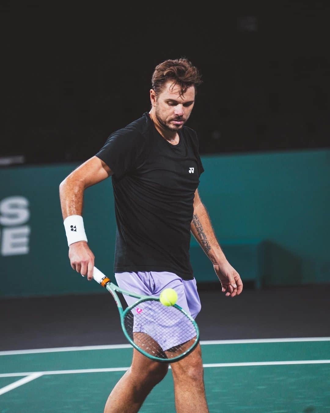 スタニスラス・ワウリンカのインスタグラム：「Last practcie before the start @rolexparismasters Tomorrow 8:30pm  🎾💪🏻🇫🇷🥖🙏🏻❤️ #practice #hardwork #trusttheprocess #france #paris  📸 @ben_abbou」