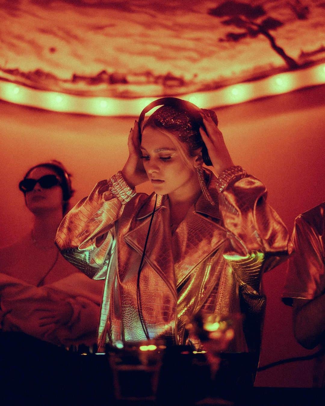 ケイトリン・ホワイエクのインスタグラム：「Serving intergalactic space traveling disco ball vibes with a side of DJ 🪩」