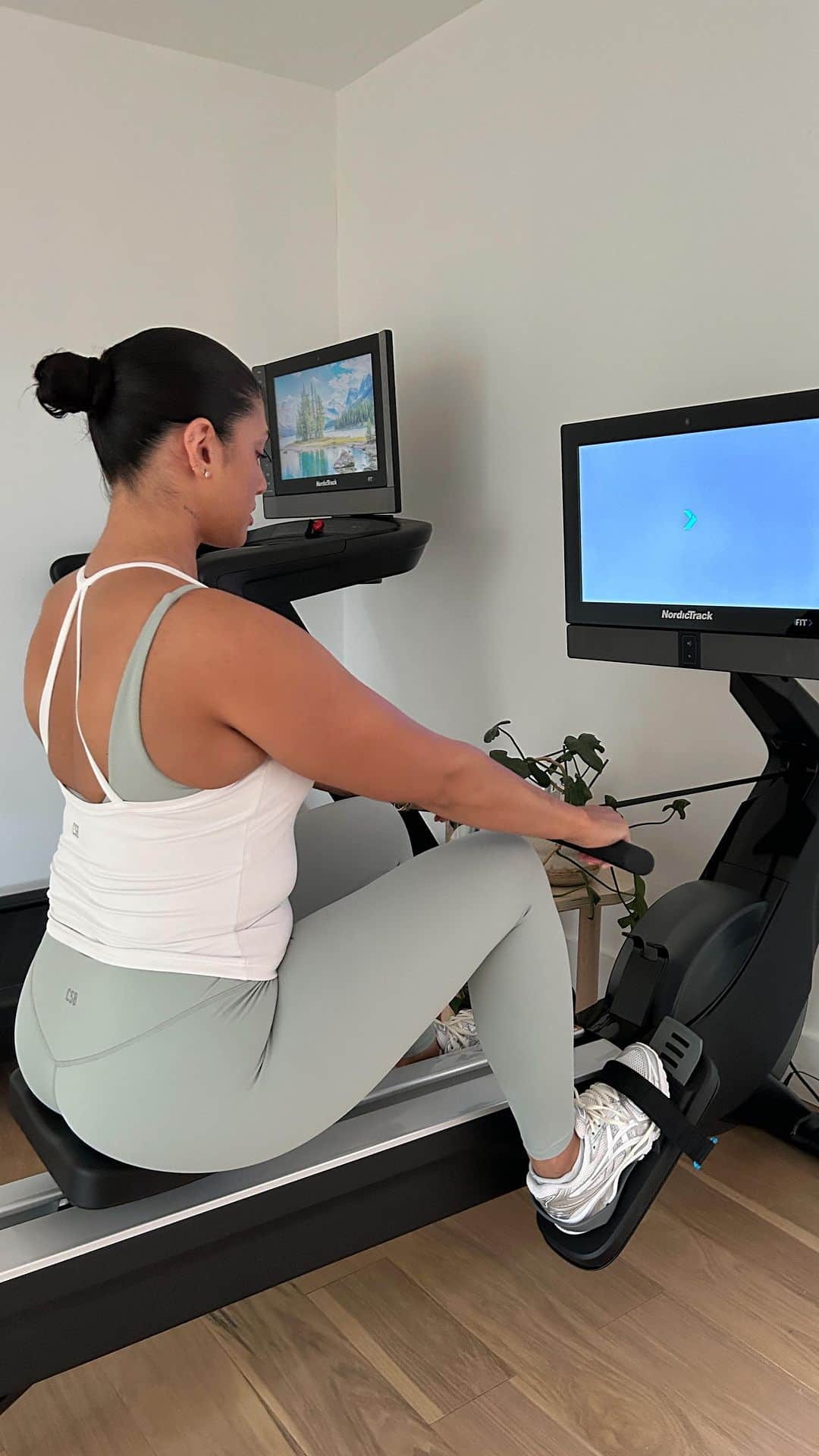 La'Tecia Thomasのインスタグラム：「I’m switching up my workouts, my new favorite at home is with @nordictrack ‘s rower 🚣🤌 #ad iFit membership sold separately」