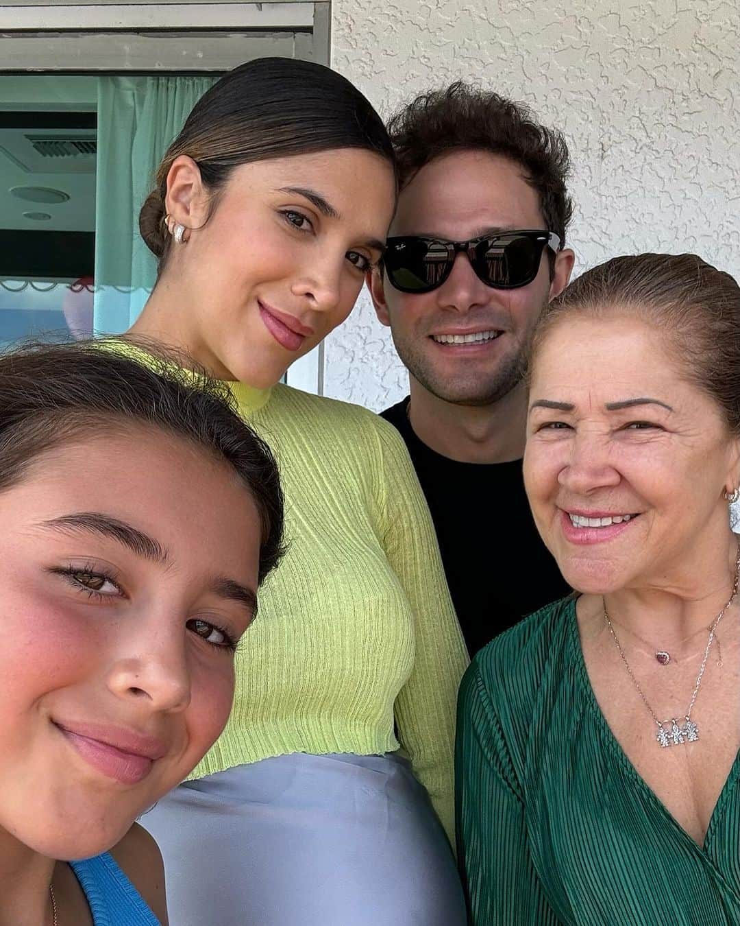 ダニエラオスピナさんのインスタグラム写真 - (ダニエラオスピナInstagram)「Domingo en familia 💚   Los amo 🙏🏽」10月30日 3時51分 - daniela_ospina5