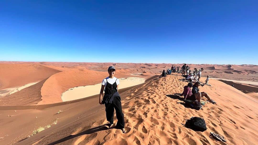 榎戸教子さんのインスタグラム写真 - (榎戸教子Instagram)「【ナミビア】 地球を感じられる場所、ナミブ砂漠。 乾燥は世界一。 これまで訪ねた場所のなかで、 いちばん乾燥を感じたところです。  世界最古の砂漠、ナミブ砂漠。 その最奥部ソススフレイにある 砂山Big Daddy Dune（ビッグ・ダディ・デューン）。 1時間かけて上まで登り、 走って降りてきました。  しばらく過去の投稿が続きます。  #namibia #namibdesert #trip #africa #worldtraveler #worldheritage #世界遺産 #ナミビア #砂漠 #dune #bigdaddy」10月30日 4時07分 - noriko_enokido