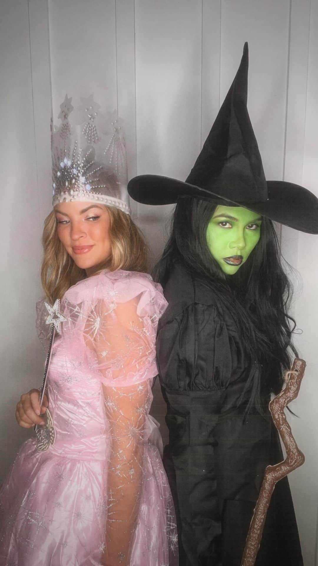 ヘイリー・キヨコのインスタグラム：「Flirt with boys … lol 🤭  Happy Halloween 👻 🎃  #happyhalloween #couplescostume #wicked」
