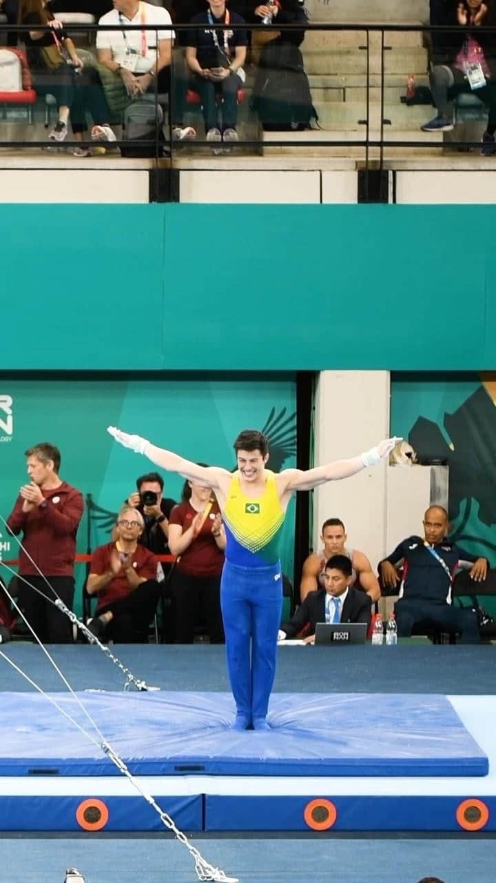 アルトゥール・オヤカワ・マリアノのインスタグラム：「Arthur Mariano leva a barra fixa a outro nível. Brasil em sua máxima expressão! 🇧🇷💪   •  Arthur Mariano lleva la barra fija a otro nivel. ¡Brasil en su máxima expresión! 🇧🇷💪  #PanamSports #Santiago2023 #JuegosPanamericanos #ginástica」
