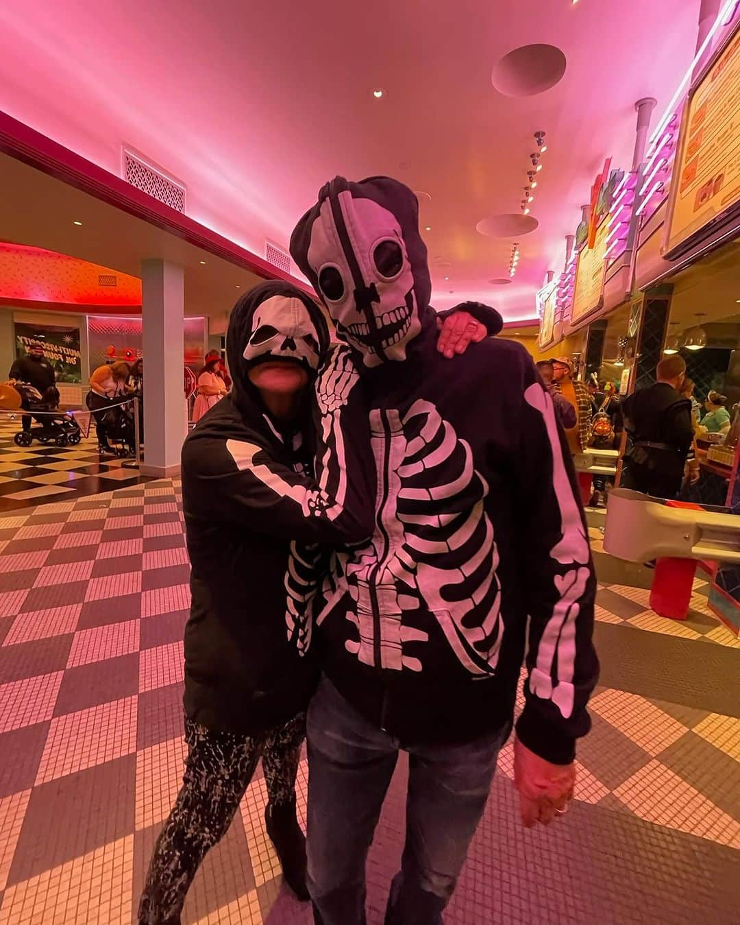 ジョー・マンテーニャさんのインスタグラム写真 - (ジョー・マンテーニャInstagram)「Oogie Boogie Nights with my boo👻🎃  #joemantegna #disneyland #disney #californiaadventure #halloween #criminalminds #davidrossi #wheelsup」10月30日 4時26分 - joemantegna