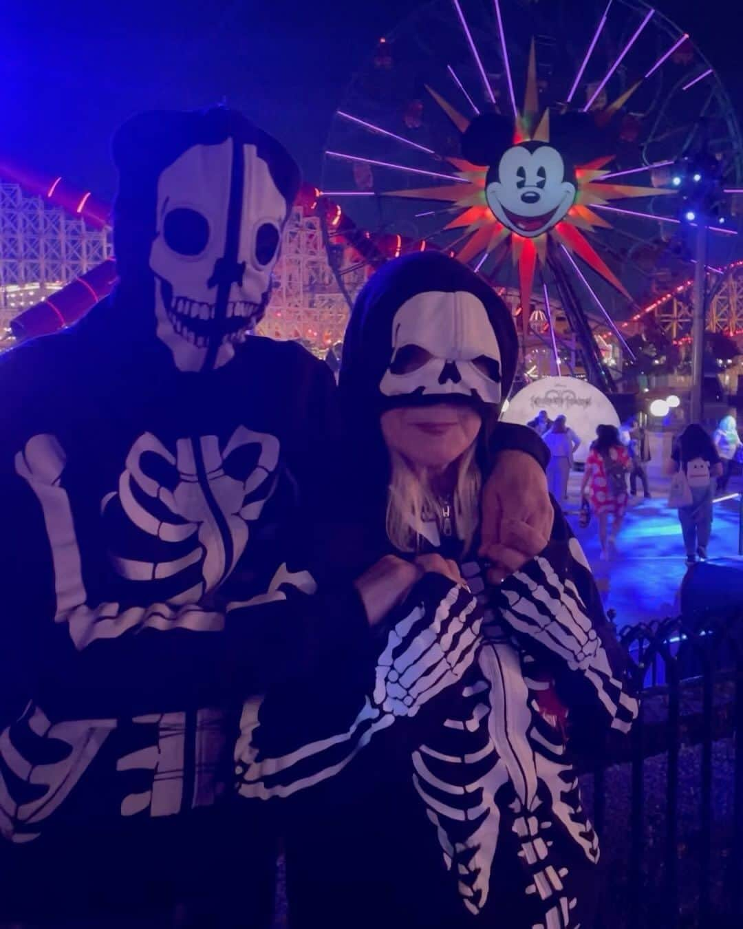 ジョー・マンテーニャのインスタグラム：「Oogie Boogie Nights with my boo👻🎃  #joemantegna #disneyland #disney #californiaadventure #halloween #criminalminds #davidrossi #wheelsup」