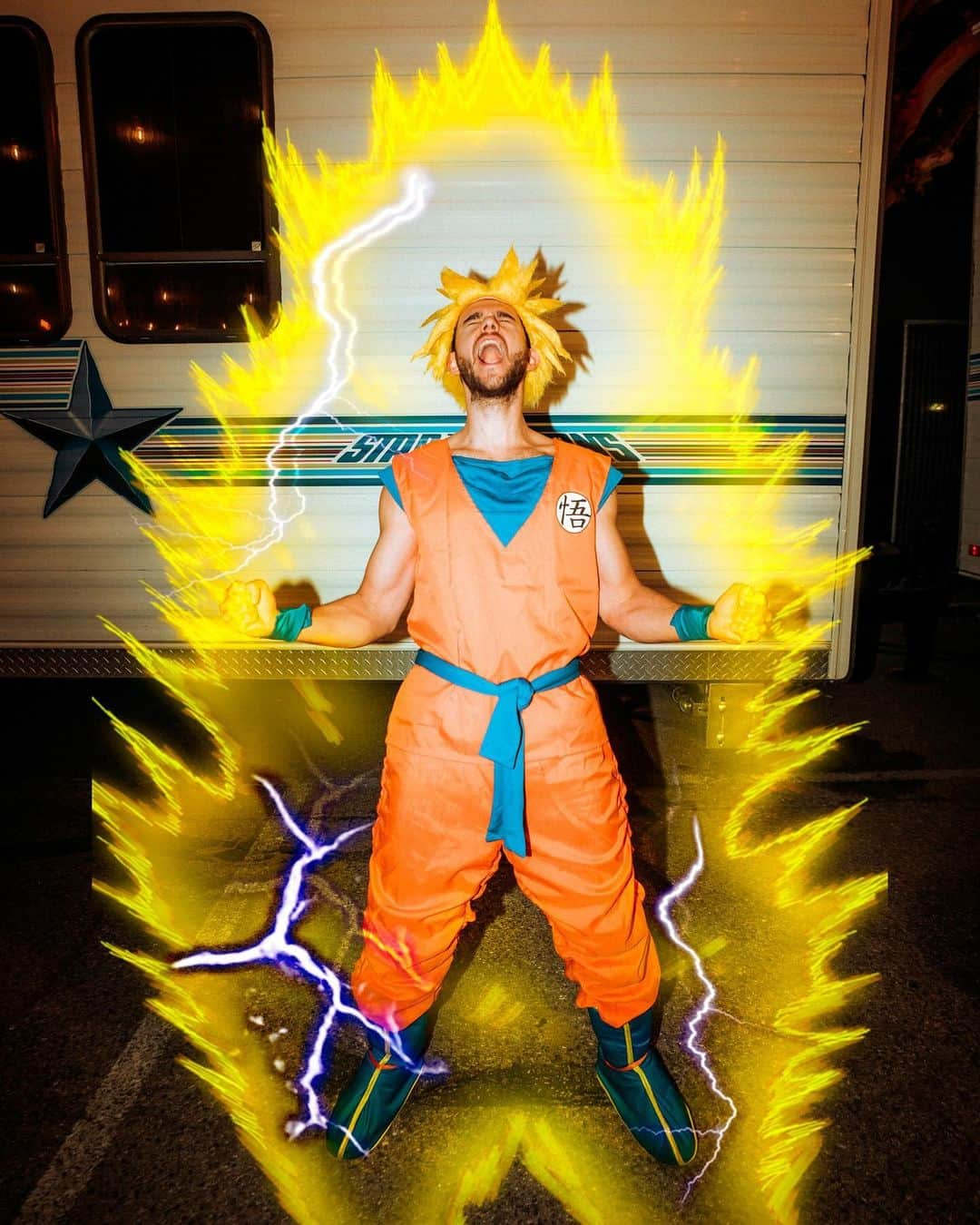 ゼッドのインスタグラム：「My power level last night was OVER 9000!!!!!!!!!!!!  📸: @ai.visuals」