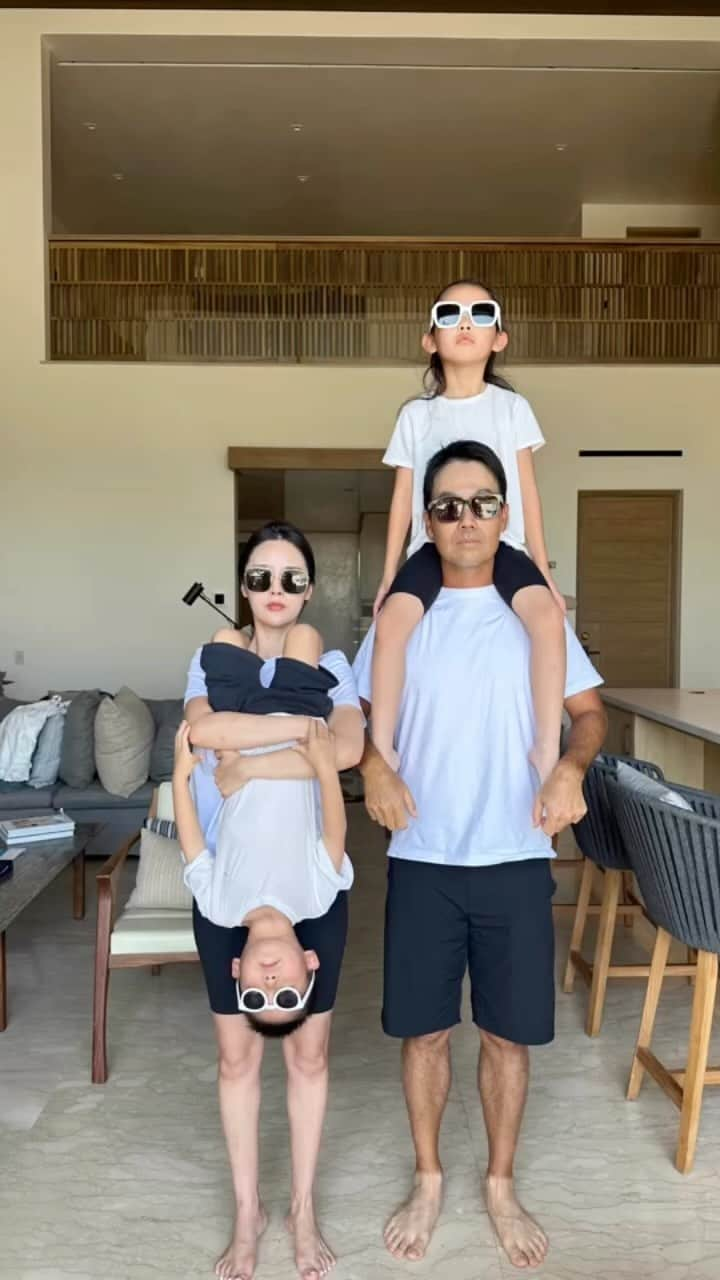 ケビン・ナのインスタグラム：「better off together 😆  #family #cabo #loscabos #reels #가족」