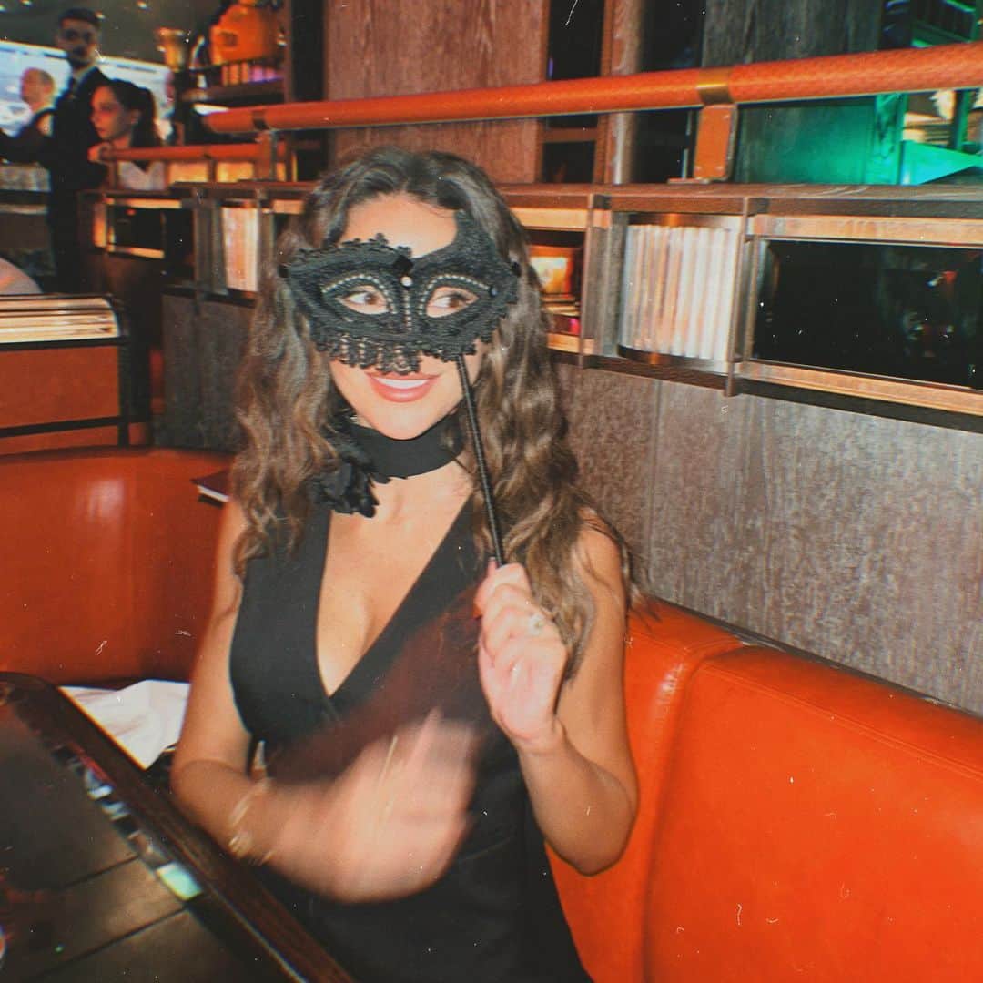 ミシェル・キーガンのインスタグラム：「A weekend of bits & bobs, full of laughs & full bellies ♥️🍷🎃」