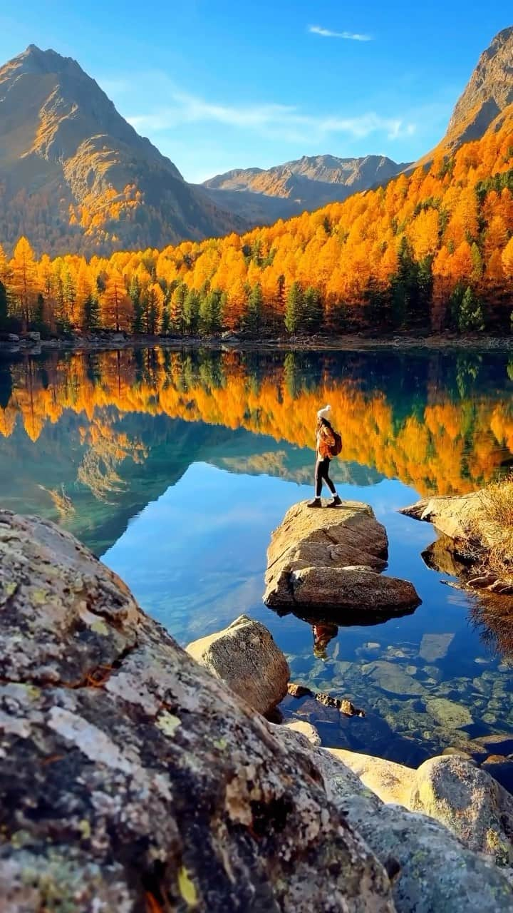 Wonderful Placesのインスタグラム：「@jakeguzman captured the stunning fall colors at Lago di Saoseo - Italy 😍🍁 Tag who you’d travel with 🙌🏼🍁 . 📹 ✨@jakeguzman✨ 👧🏻 ✨@meghanorourkee✨ 📍 Italy 🇮🇹  #wonderful_places for a feature ♥️」