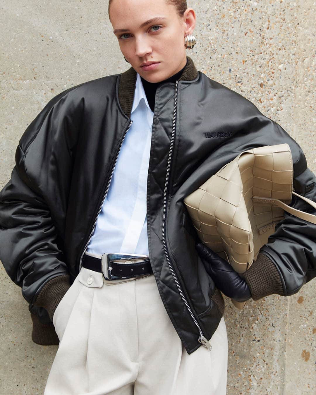 ネッタポルテのインスタグラム：「WINTER WARDROBE: We’re layering up in sleek styles from @halfboy_official. Complete the look with @dragon.diffusion bag for a timeless look.  Tap the link in bio to shop at #NETAPORTER.」