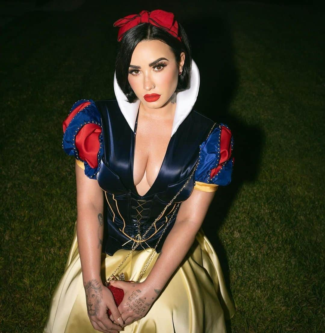 デミ・ロヴァートさんのインスタグラム写真 - (デミ・ロヴァートInstagram)「My favorite time of the year.. Happy Halloween 👻🎃」10月30日 4時42分 - ddlovato