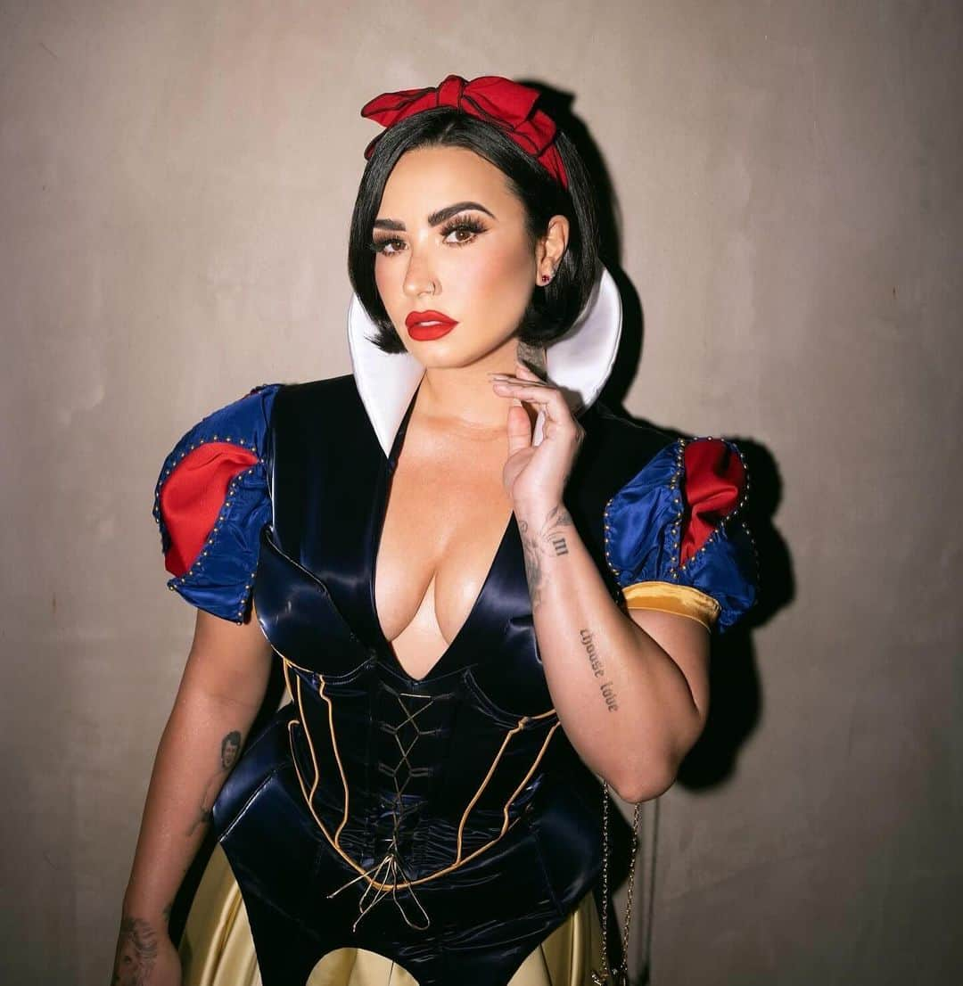 デミ・ロヴァートさんのインスタグラム写真 - (デミ・ロヴァートInstagram)「My favorite time of the year.. Happy Halloween 👻🎃」10月30日 4時42分 - ddlovato