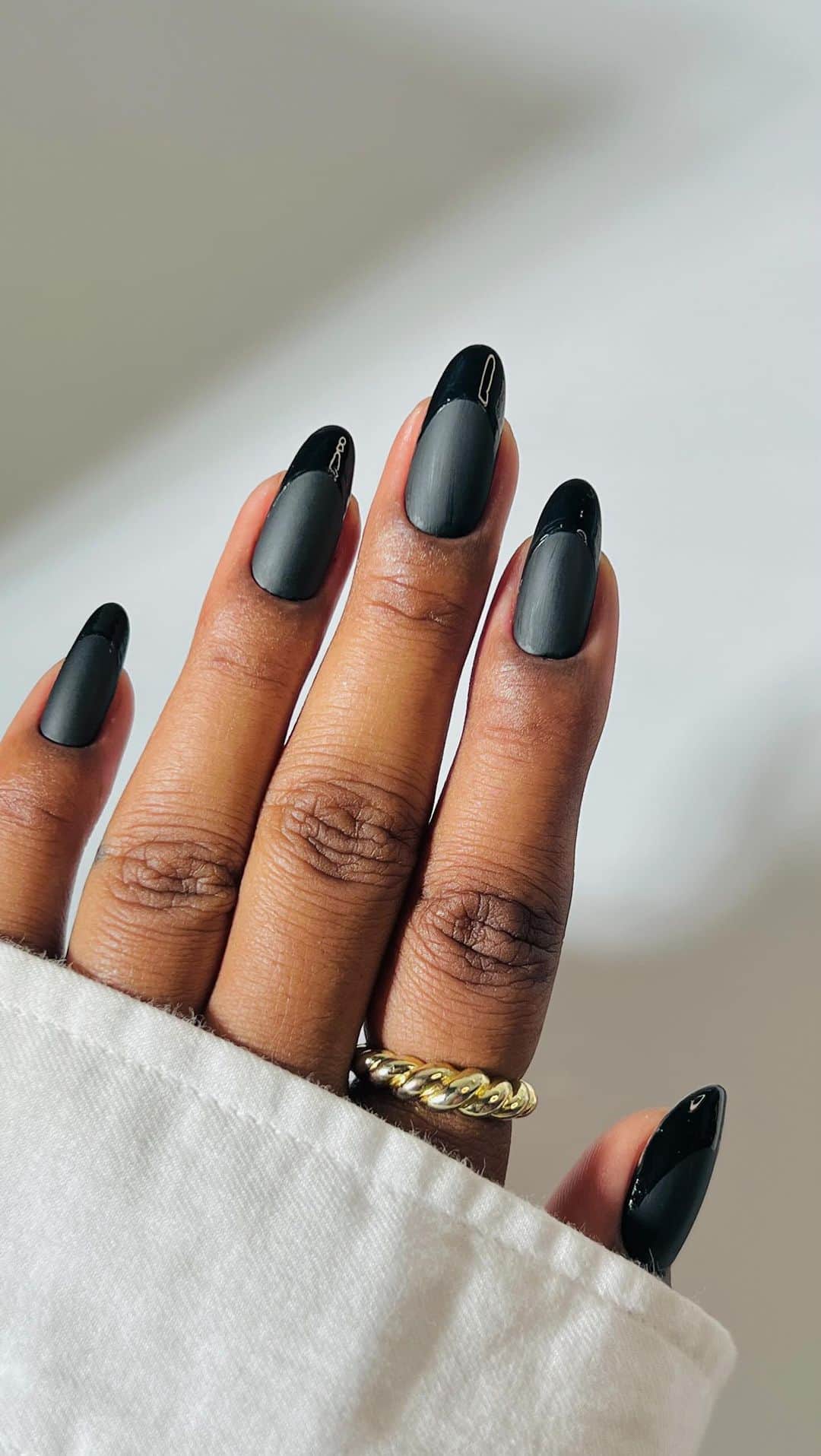 OPIのインスタグラム：「How to nail the trending matte and glossy french tips. 🖤  2 coats Onyx Skies 1 coat OPI Matte Top Coat  1 coat OPI Top Coat on tips   #OPI #OPIObsessed #blacknails #frenchnails #mattenails」
