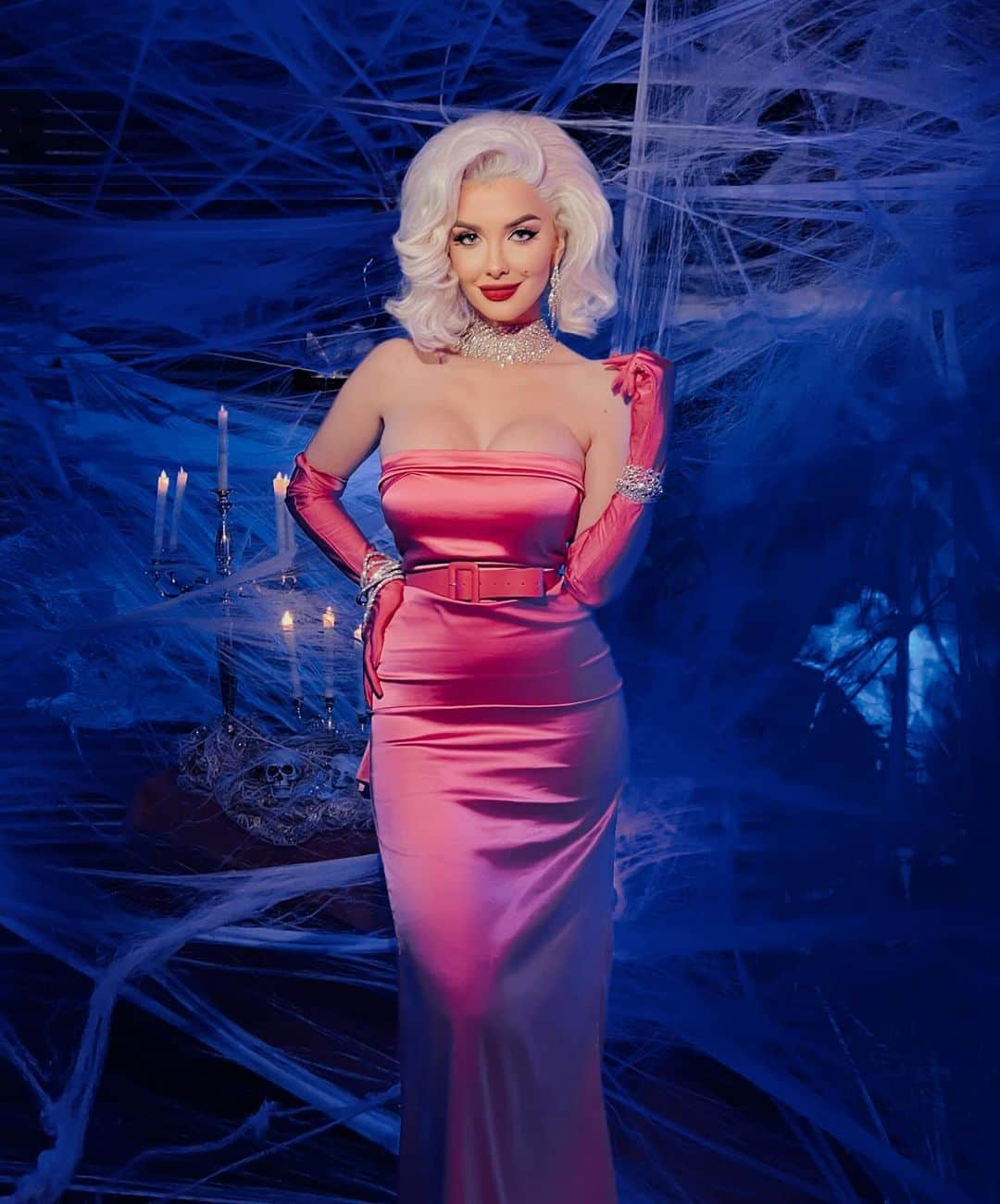 エミリー・シアーズさんのインスタグラム写真 - (エミリー・シアーズInstagram)「Diamonds are a girls’ best friend 💎💋 #MarilynMonroe #Halloween #gentlemenpreferblondes」10月30日 4時37分 - emilysears