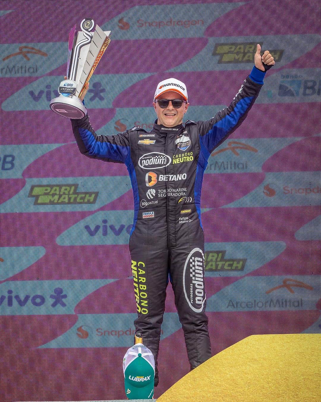 フェリペ・マッサのインスタグラム：「🇧🇷 De volta ao podium!! 🥈🍾  P2 para nós na segunda corrida, que sensação boa de estar aqui novamente! Estratégia alinhada e um ótimo trabalho da equipe que fizeram garantir também um P5 na corrida 1! Obrigado a todos que votaram no Fan Push e torceram por mim!  Agora foco em Cascavel! E em busca da vitória!  🇬🇧 Back on the podium!! 🥈🍾  P2 for us in the second race, what a great feeling to be back here again!  Aligned strategy and great work from the team that also secured a P5 in race 1! Thanks to everyone who voted for the Fan Push and cheered for me!  Now focus on Cascavel! Let's go for the win!  #stockcarbrasil #felipemassa19 #petrobraspodium #betano #tokiomarineseguradora #btgpactual #oakracingteam #tmgracing」