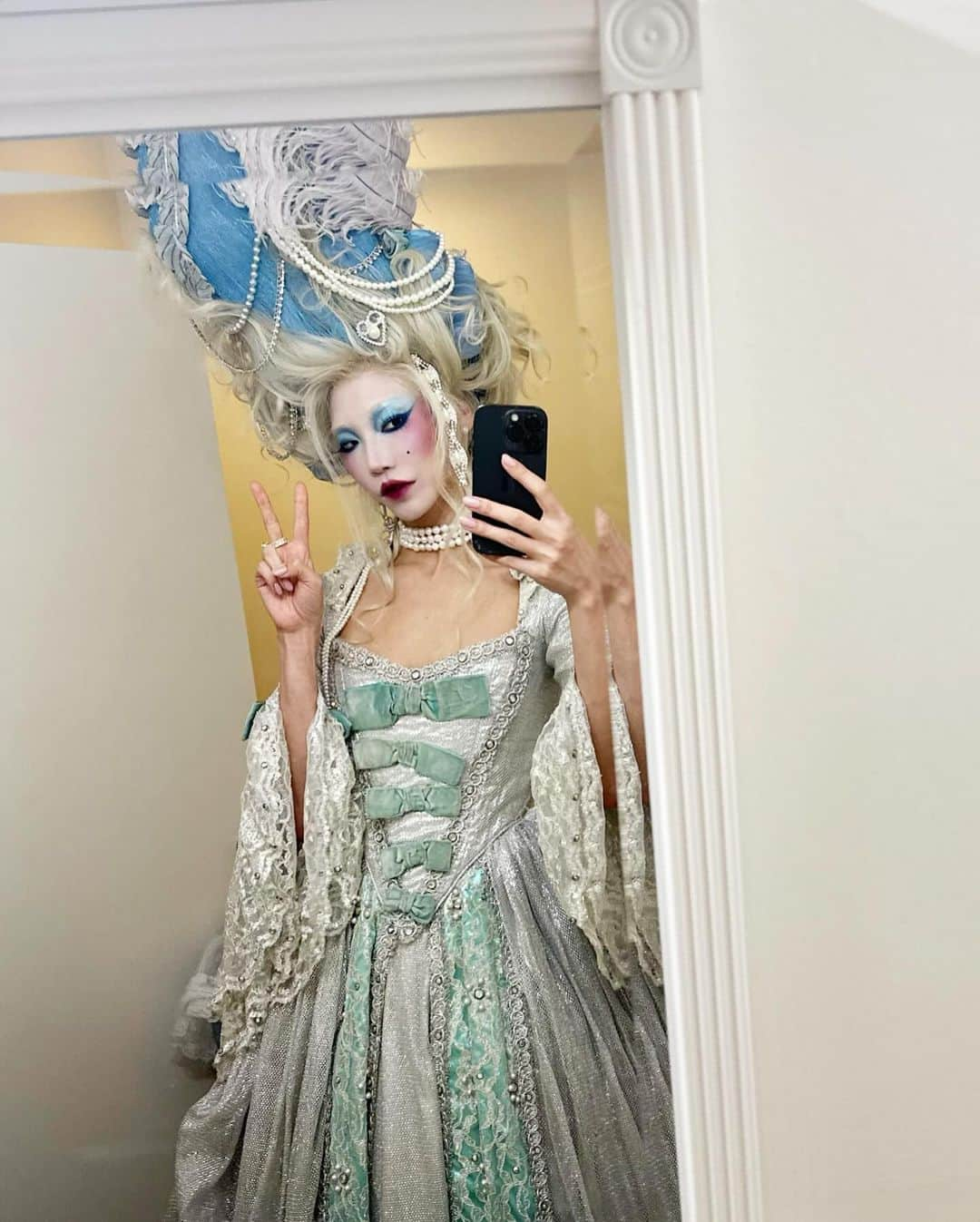 パク ・スジュさんのインスタグラム写真 - (パク ・スジュInstagram)「Pre guillotine selfie! JK 😭😭😭 But I am serving so hard in this archive Vivienne Westwood styled by @marc_eram and @hairbyiggy @alexandraafrench my head’s about to decapitate!!!! Happy safe Halloween」10月30日 4時45分 - soojoo